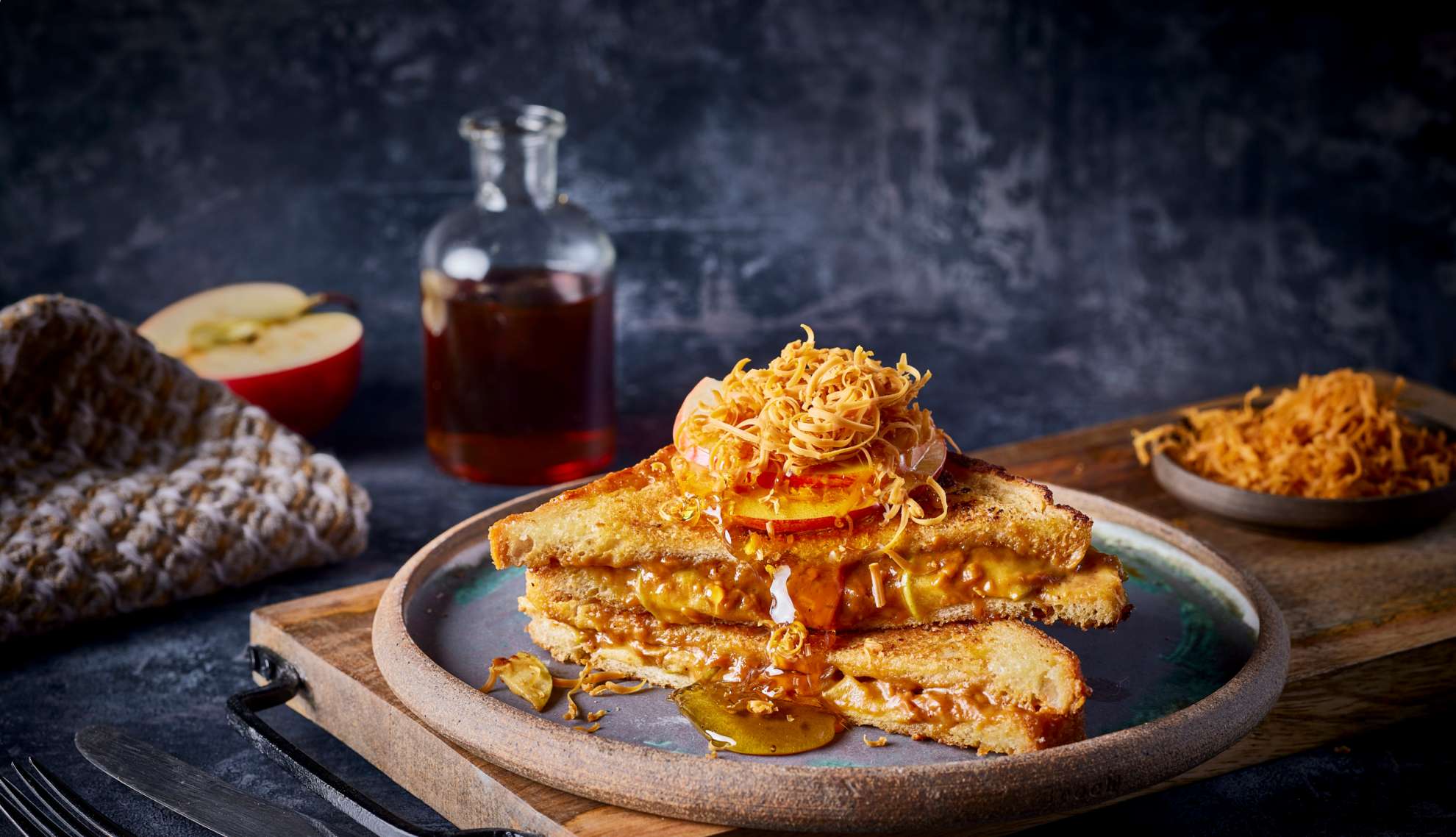 Toast with TINE® Brunost™, jam and apples