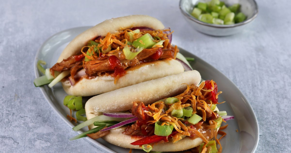 Bao buns with chicken and hot TINE® Brunost™ sauce - Tineasia