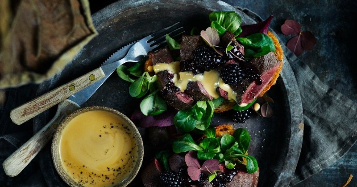 Bruschetta with Reindeer Fillet and TINE® Brunost™ - Tineasia