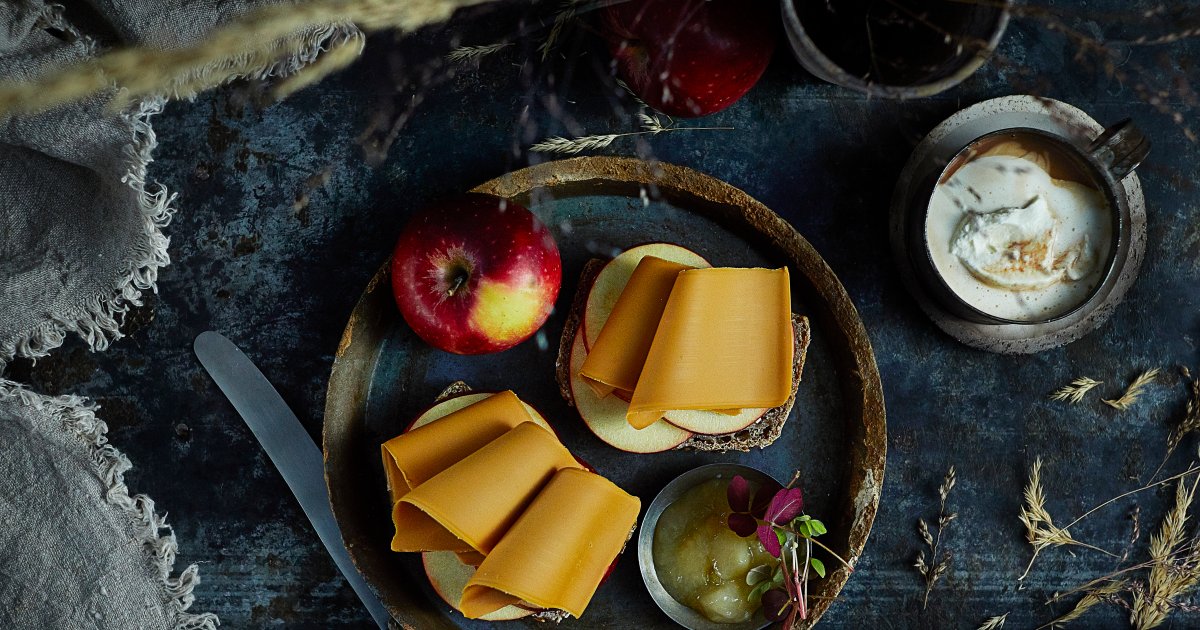 Rye bread with sliced apple, TINE® Brunost™ and apple jam - Tineasia